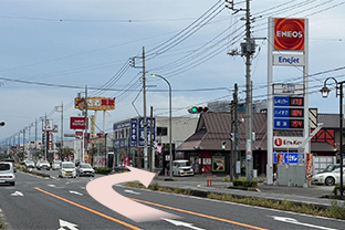 通り過ぎた先の交差点（右側にガソリンスタンドがあります）で右折します
