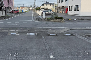 32・33番に駐車してください