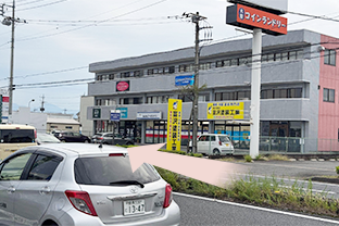 そのまま直進すると右手にシロタビルが見えてきます