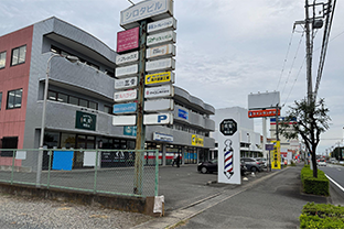 うどん四方吉さんを過ぎたら左手にシロタビルが見えますので、左折してビルの裏側に回り駐車場に停車してください。