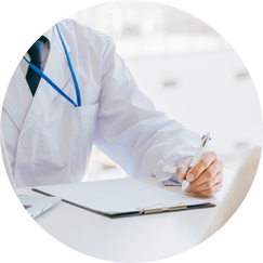 カウンセリングする医者